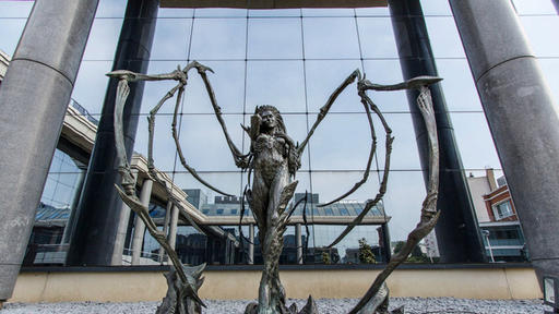 Новости - Blizzard установила статую Керриган перед офисом в Версале
