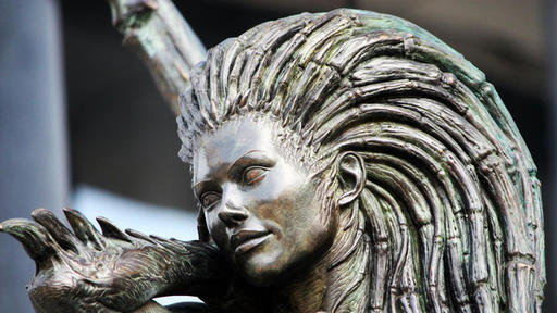 Новости - Blizzard установила статую Керриган перед офисом в Версале